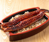 우나토토 뎃판야키 몬자코코키요_장어를 한 마리 통째로 사용한 호화로운 덮밥 '비쿠리쥬(깜짝 덮밥)'