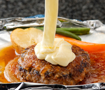 후시미 구리에_와규의 맛을 즐기는 런치 한정 '명물 퐁당 치즈 소스의 쌈 구이 스테이크 햄버그'