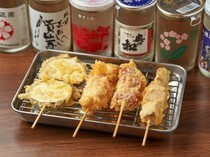 오키노시마스이산 시모키타자와점_바삭바삭한 튀김옷에 재료의 맛을 담은 '구시텐(꼬치튀김)'