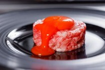 홋카이도야키니쿠 기타우시_입안 가득 퍼지는 진한 고기의 맛과 풍부한 향에 매료되는 '홋카이도 와규 설로인 녹아내리는 육회'
