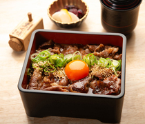 니쿠주 호쿠사이_똑똑 떨어지는 양념이 고기의 맛을 돋우는 ‘흑모와규 고기구이 찬합 세트’