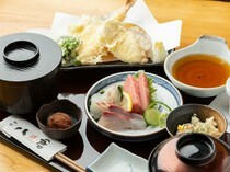 와사이 야쿠라_미사키의 신선한 생선과 가마쿠라 채소로 장식한 회와 튀김을 즐길 수 있는 '야쿠라 정식'