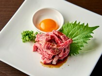 전통야키니쿠 모쓰나베 니쿠에몬_한 사람당 한 접시씩 주문하고 싶은 인기 메뉴 '아부리 육회'