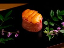 와규 야키니쿠 가쿠노신 롯폰기점_성게알과 소고기가 절묘하게 조화된 ‘성게알 고기 말이 군함’
