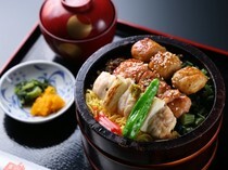 후나추 아사쿠사하나카와도점_브랜드 닭인 니치난 닭과 오리지널 쓰쿠네를 사용한 '숯불구이 산나물 덮밥(국물, 향신료 포함)'