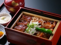 후나추 아사쿠사하나카와도점_[후나추]가 자신 있게 내놓은 두 가지 간판 메뉴, 장어와 야키토리를 한 번에 먹을 수 있는 '아카노우나토리 덮밥'을 추천합니다.