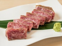 일본요리 오쓰_녹아내리는 듯한 고기의 맛을 즐길 수 있는 '흑모와규 등심 석쇠구이'