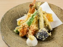 일본요리 오쓰_제철 채소를 듬뿍 담은 바삭바삭한 튀김옷의 '덴푸라 모둠'