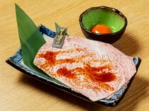 야키니쿠도코로 마타라이야_살짝 구워 계란과 함께 먹는 설로인은 일품 '와규 설로인의 녹는 스키야키'