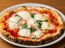 Italiana Tavola D'oro 긴자미쓰코시점 _재료의 밸런스를 중시한 피자 '홋카이도 "시라누카라쿠케이샤" 모짜렐라 치즈로 만드는 마르게리타'