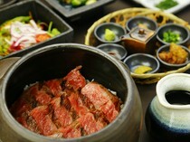 아카우시 Dining yoka-yoka 사쿠라마치점_맛이 진하면서도 담백한 맛이 일품. 인기 메뉴 중 하나인 '상급 아카우시 히쓰마부시'
