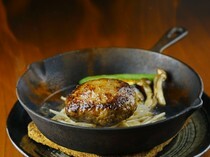 아카우시 Dining yoka-yoka 철판&그릴_호쾌한 플랑베와 넘쳐흐르는 육즙. 고기 본연의 맛을 만끽할 수 있는 일품 '불의 햄버그'