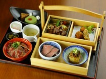 아카우시 Dining yoka-yoka 철판&그릴_런치의 인기 메뉴. 아카우시의 맛을 다양한 요리로 즐길 수 있는 호화로운 일품 '아카우시 정식'