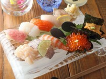 신사이바시 스시이자카야 오야지사이고노 니기리_제철 생선을 마음껏 맛볼 수 있는 '스시 모둠'