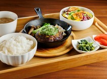 JOYS TABLE Dining&Cafe_가장 인기 있는 햄버그 '교토부 특제 구조네기(파) 베제 햄버그'