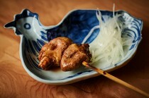 에비스 도리히로_시가현 단카이 토종닭과 치바현 스이고아카 닭을 사용한 '오마카세 코스 닭꼬치구이'