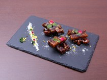 차이나 레스토랑 하이마레 다치카와 베이스_감칠맛과 산미가 있는 소스로 엄선한 재료를 아우르는 ‘흑초 탕수육’