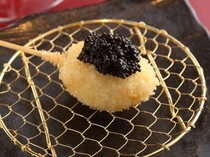 폰토쵸 구시요시_시소의 향기가 상쾌한 '가리비 관자의 캐비어 올림'