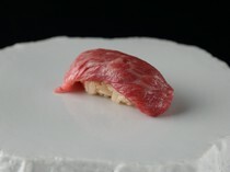 히비코레니쿠지쓰_최고급 고기 특유의 맛과 촉감을 느낄 수 있는 '와규 니쿠(고기)즈시'