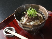 히비코레니쿠지쓰_육수의 맛이 퍼지는 마무리 요리 '고기 우동'