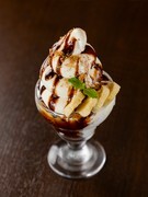 Cafe Rob 히로시마 미야지마구치점_엄선한 아이스크림과 팬케이크의 콜라보레이션 '팬케이크 파르페'