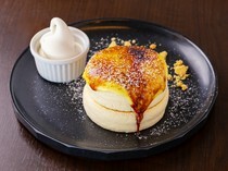 Cafe Rob 히로시마 미야지마구치점_달콤 쌉싸름한 맛으로 인기 있는 '크렘브륄레 팬케이크'