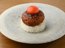 beef by KOH 히로오 본점_부드러운 식감과 가둬진 감칠맛이 일품 ‘“궁극”의 레어 함박 스테이크 덮밥’
