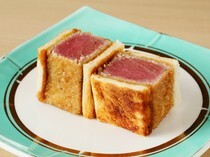 오쿠 스시토 구시아게_환희의 맛! 뱃살의 새로운 매력을 즐길 수 있는 ‘참치 레어 카츠 샌드위치’