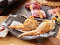 마호로바 이로리 오키나와점_도사 비장탄으로 천천히 구워 닭고기의 진한 맛이 살아나는 '이세아카도리의 닭날개 송이버섯'