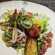 스미비야키토리BOND_수제 드레싱을 사용한 '오키나와현산 채소의 색채 샐러드'