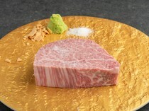 오사카후쿠시마 야키니쿠 돗푸쿠_엄선된 최고급 고기를 아낌없이 두툼하게 썰어냈다. 입안에서 녹아내리는 식감이 일품 '샤토브리앙(100g~)'
