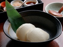 안안 아카사카점_이즈오 섬의 향을 만끽. 대두의 감칠맛을 꽉 채워넣은 간판 메뉴 '갓 만든 두부와 7가지 양념'