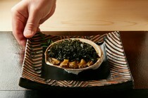 와케토쿠야마_소재가 갖고 있는 맛을 살려 식욕을 돋우는, 바다향이 매력적인 '제철 전복구이'
