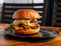 J.S. BURGERS CAFE 신주쿠점_	3겹의 치즈로 맛을 추구한 'DEEP: 깊은 치즈버거'